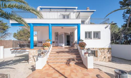 En balkon eller terrasse på Villa Playa del Sur A 250 metros de una magnifica playa Capacidad más de 16 AC 6 Suites Piscina XL