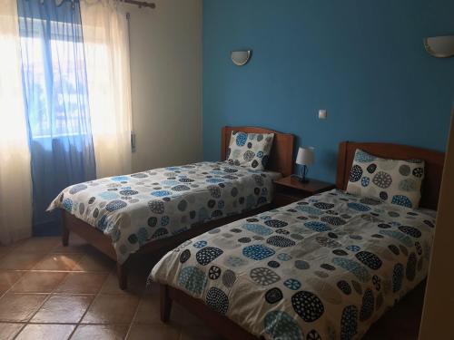 1 Schlafzimmer mit 2 Betten und einem Fenster in der Unterkunft Apart. Arco-Iris - Amazing view in Lagos