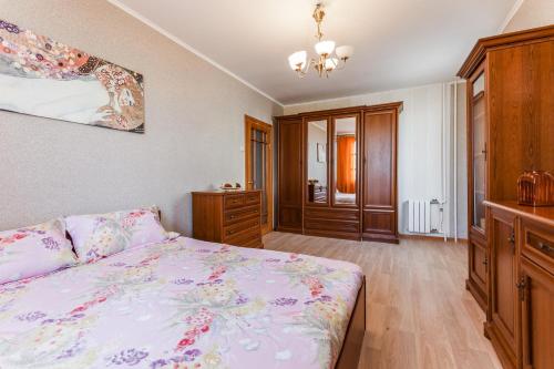 - une chambre avec un lit et une commode dans l'établissement Apartments on Volgina, à Moscou