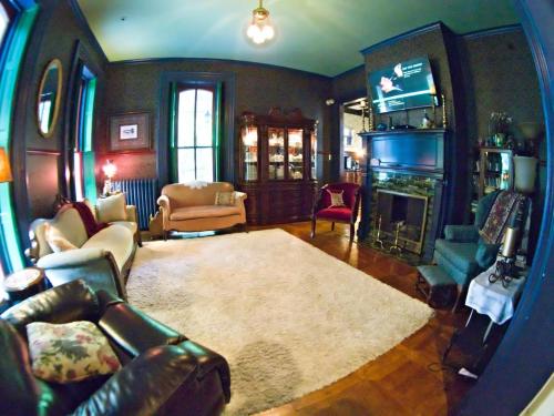 Susquehanna Manor Inn في Marietta: غرفة معيشة مع أريكة ومدفأة