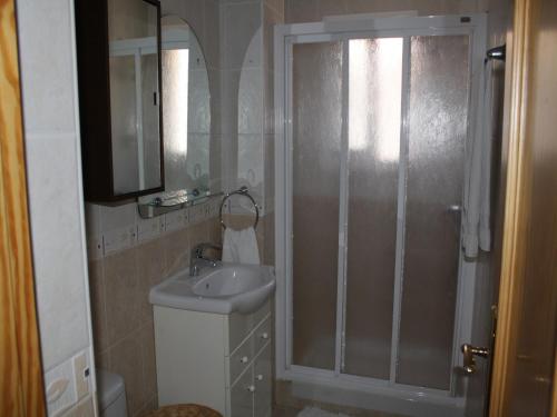 y baño con ducha y lavamanos. en Apartamentos Velasco, en Torremolinos