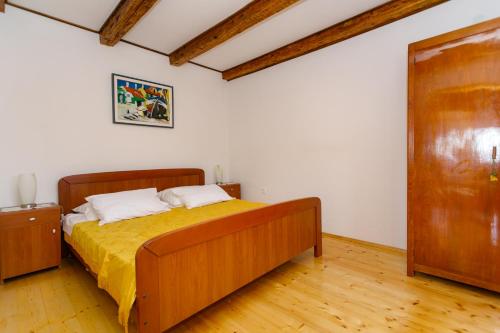 Un pat sau paturi într-o cameră la Apartment Ane