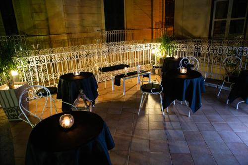 ein Restaurant mit Tischen und Stühlen mit Lampen in der Unterkunft Le Due Sicilie in Tropea