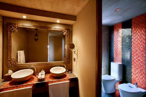 a bathroom with two sinks and a mirror at Entre Cielos in Vistalba