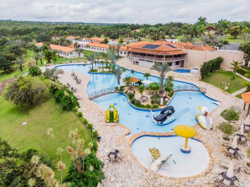een luchtzicht op een zwembad in een resort bij Obbá Coema Village Hotel in Capitólio