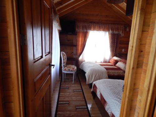 a small bedroom with two beds and a window at Villa Evelia in Aquitania