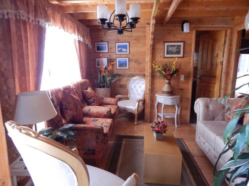 a living room with a couch and a chair at Villa Evelia in Aquitania