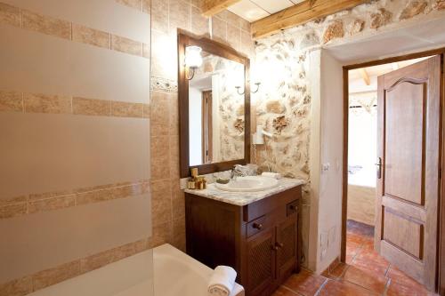 a bathroom with a sink and a mirror at Agroturismo Es Quatre Cantons in Binissalem