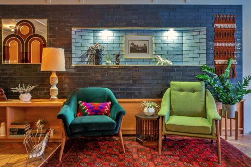 a living room filled with furniture and a fire place at Found Hotel Chicago River North in Chicago