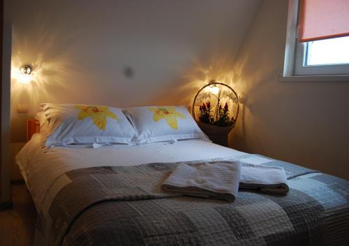 une chambre avec un lit avec des serviettes dessus dans l'établissement Pokoje "u Walusia", à Bustryk
