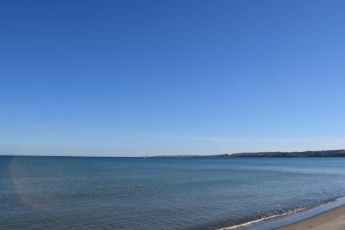 Blick auf den Strand und das Meer in der Unterkunft Acacia House - Few meters from the beach in Villaggio San Leonardo