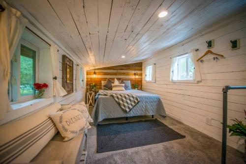 een slaapkamer met een bed in een tiny house bij Cozy Cabin Little Red Hen 12 min to Magnolia in Waco