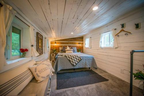 Postel nebo postele na pokoji v ubytování Cozy Cabin Little Red Hen 12 min to Magnolia