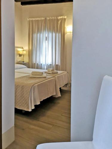 Cama o camas de una habitación en Hostal La Fonda