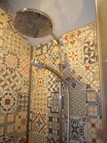 Le Brame - Chambres d'Hôtes في Avilly-Saint-Léonard: دش في الحمام والبلاط على الحائط