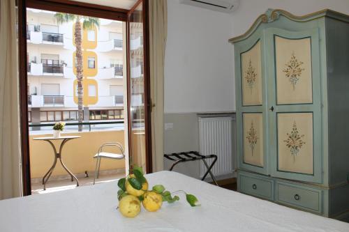 una camera da letto con armadio blu e frutta su un letto di Lemon Rooms Sorrento a Sorrento