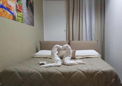 a bed with an animal made out of white sheets at ALBA DEL CAPO in Palermo