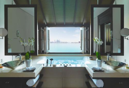 حمام في منتجع وسبا نخلة دبي بإدارة أنانتارا