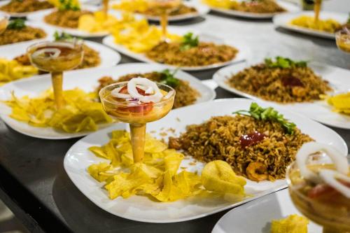 un montón de platos de comida en una mesa en Soga Hostal, en Santa Marianita