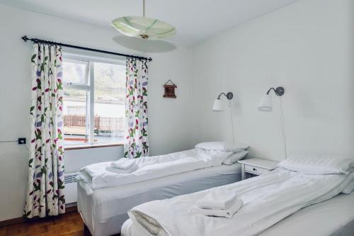 Habitación hospitalaria con 2 camas y ventana en Experience Beautiful Iceland, en Ólafsvík