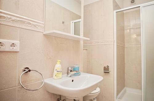 La salle de bains est pourvue d'un lavabo et d'une douche. dans l'établissement Deluxe Villa Marusija, à Seget Vranjica