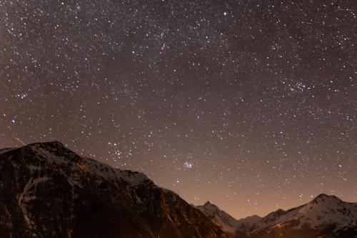 a star filled night sky with the milky way over the mountains at Chalet Magda-Lena in Heiligenblut