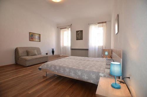 Tempat tidur dalam kamar di Yulia Apartments