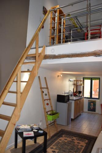 une cuisine avec un escalier en colimaçon dans une pièce dans l'établissement la route des vins, à Beaune