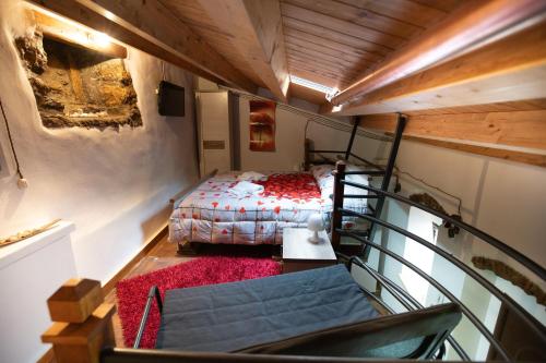 een kleine kamer met een bed en een trap bij Casa Alessandra in Augusta