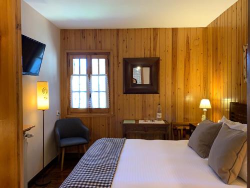 A bed or beds in a room at El Xalet de Taüll Hotel Rural