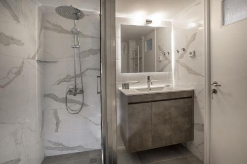 Kúpeľňa v ubytovaní Roomy and comfortable apartment near Acropolis by GHH