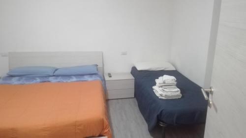 - une petite chambre avec un lit et des serviettes dans l'établissement Residenza villoresi, à Cormano