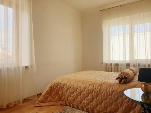 sypialnia z łóżkiem, stołem i oknem w obiekcie Cozy one bedroom apartment in Old Town w Wilnie