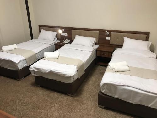 um grupo de três camas num quarto em Eli Guest House em Belém