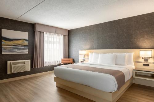 Postel nebo postele na pokoji v ubytování Days Inn by Wyndham Toronto West Mississauga