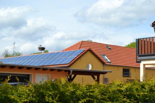 a house with solar panels on the roof at Appartement Dachgeschoss in Schlepzig