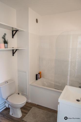 une salle de bain blanche avec toilettes et baignoire dans l'établissement Studio moderne accès plage, piscine et tennis, à Cabourg