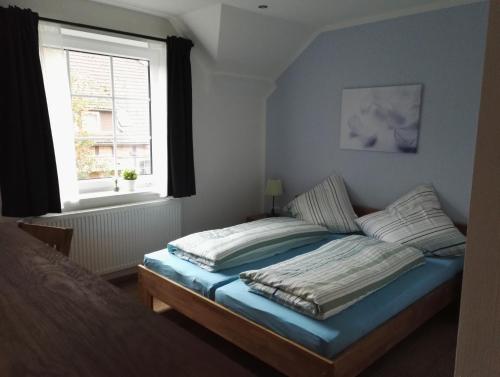 a small bedroom with a bed with a window at Pröve Hof in Eicklingen