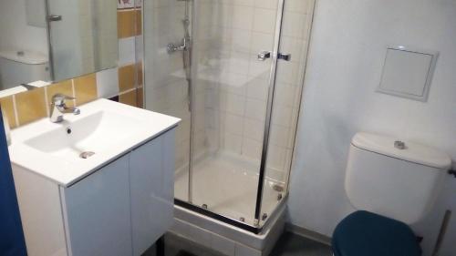 une salle de bain avec une douche, un lavabo et des toilettes dans l'établissement Résidence Mayol - Draps et serviettes fournis, à Toulon