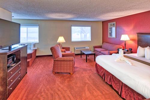 une chambre d'hôtel avec un lit et un salon dans l'établissement Bally's Vicksburg, à Vicksburg
