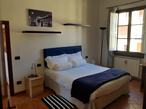 1 dormitorio con 1 cama grande con sábanas y almohadas blancas en WelcHOME to Florence! Campo di Marte charming and bright, en Florencia