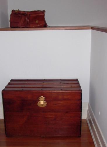 a wooden chest sitting on top of a wall at Quinta da Lapa in Manique do Intendente