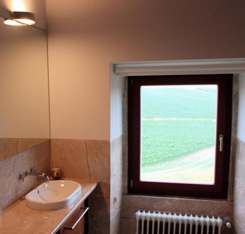 a bathroom with a sink and a window at Quinta da Lapa in Manique do Intendente