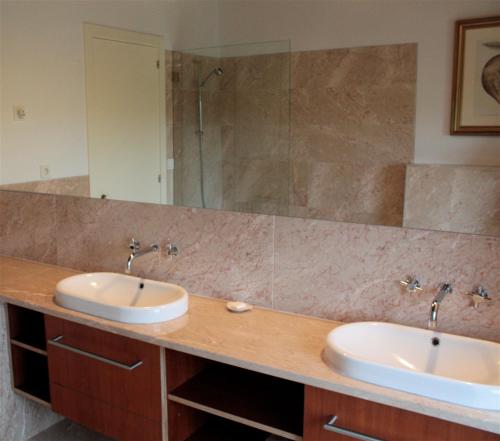 a bathroom with two sinks and a shower at Quinta da Lapa in Manique do Intendente