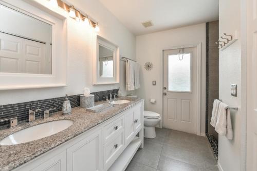 a bathroom with two sinks and a toilet at Contemporary Pool Villa I - Pool & Jacuzzi - Nearby Beach in Venice