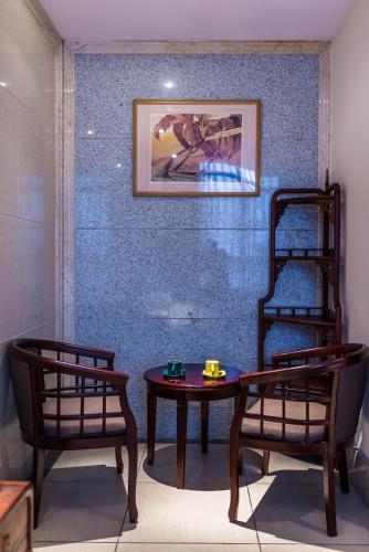 a room with two chairs and a table and a ladder at Hainan Jingshan Hotel in Haikou