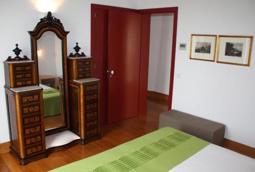 a bedroom with a bed and a large mirror at Quinta da Lapa in Manique do Intendente