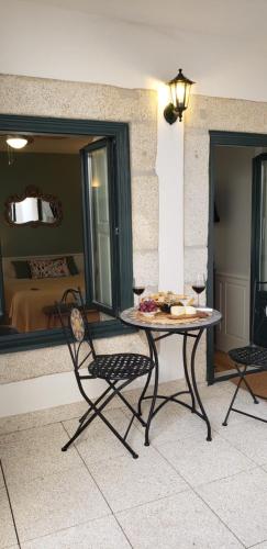 - une table et des chaises dans une chambre dans l'établissement Oporto Histórico - Bonjardim, à Porto