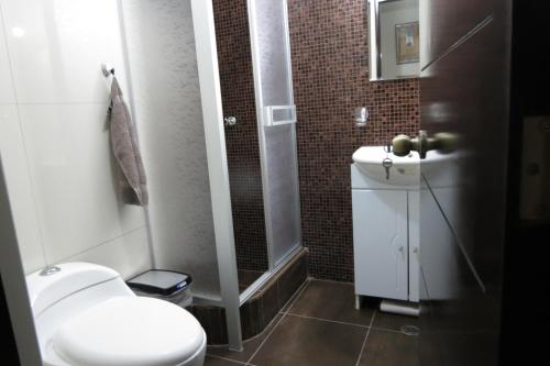 La petite salle de bains est pourvue de toilettes et d'un lavabo. dans l'établissement My Sweet House, à Arequipa