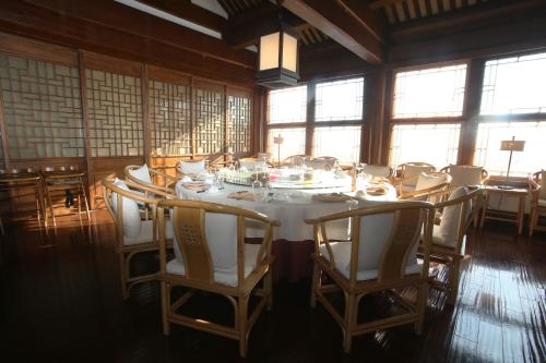 Un restaurante o sitio para comer en Chengde Imperial Mountain Resort